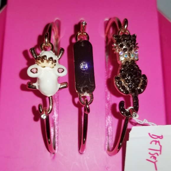 Betsey Johnson Trio Bracelets Set & Gift Box - Picture 3 of 6